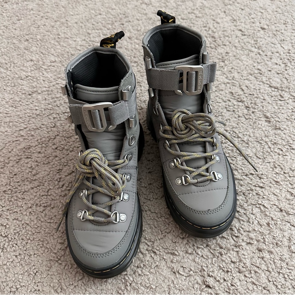Dr. Martens Combs Tech Padded Quilted Nickel Gray Womens 5 - Picture 2 of 13